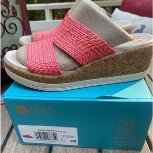 Bzees Riviera machine washable wedge sandals; sz7.5 wide; coral and pink